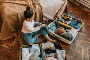 Kind Pakt Koffer voor Last Minute Vakantie