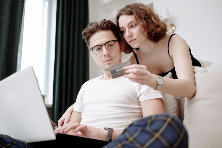 Man en Vrouw Boeken een Vakantie met een Bankpas